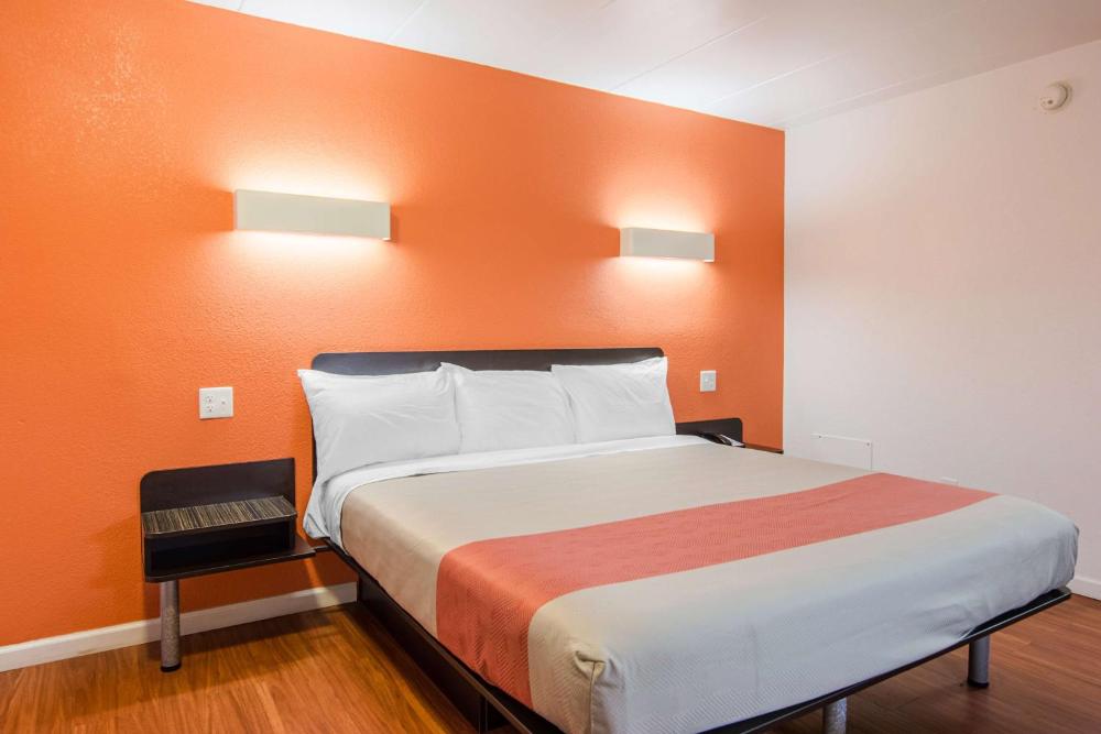 Deluxe King Room - Non-Smoking interior